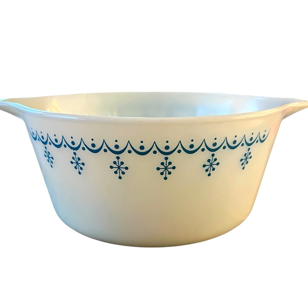 Pyrex snowflake garland 8 inch quart dish excellent condition no wear garland